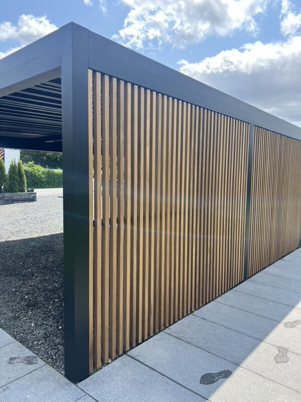 Kompromisløs Dobbeltcarport – En Fusion af Aluminium og Ædeltræ - Image 4
